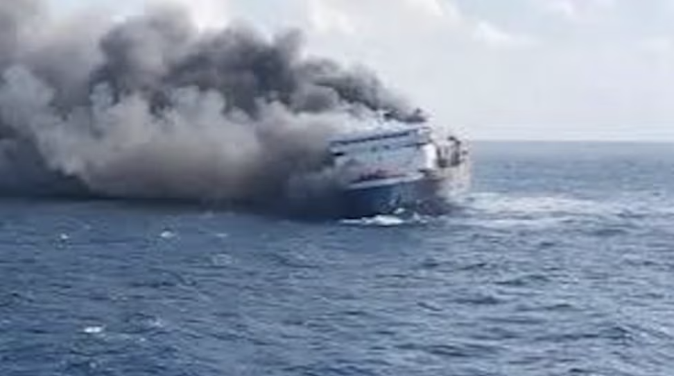 Un incendio en un ferry deja al menos 5 muertos y 41 desaparecidos en Indonesia