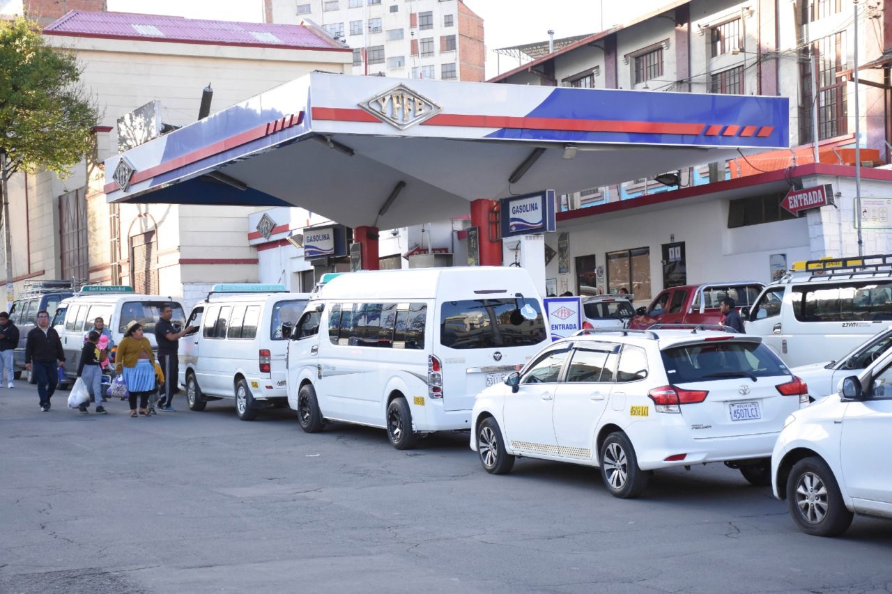 YPFB dice que hay combustible, pero no llega: filas, vehículos varados y problemas de distribución golpean al país