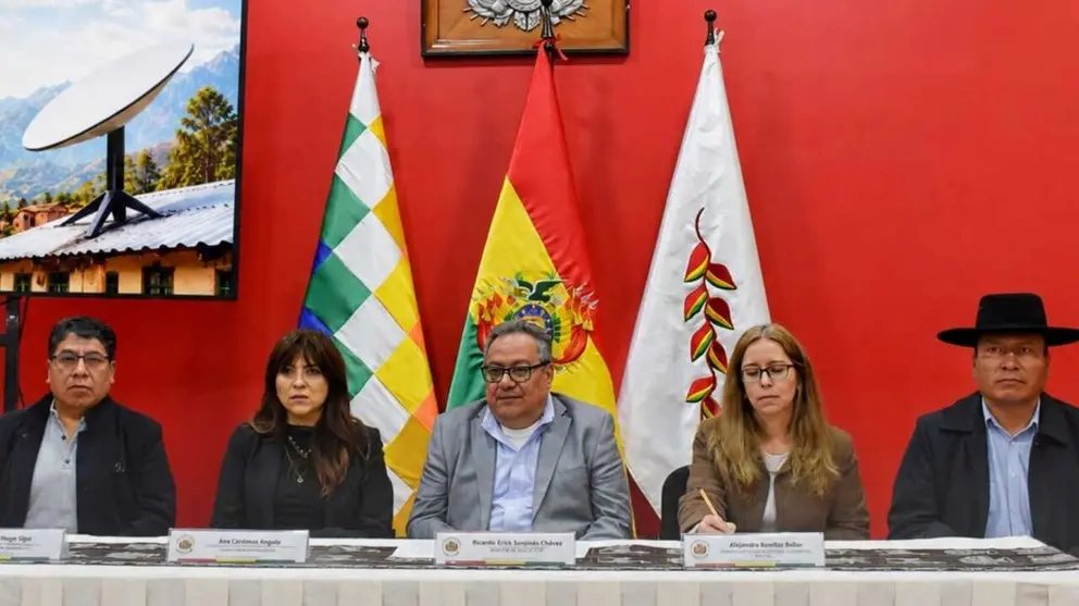 Ministerio de Educación coordina con 86 municipios paceños instalación de 1.000 antenas Starlink en unidades educativas