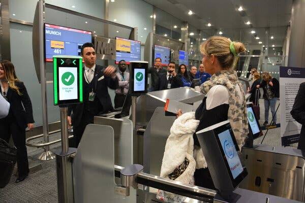 Es oficial | El Servicio de Aduanas de EE.UU. empieza a escanear el rostro de los viajeros en 10 aeropuertos del extranjero antes de subir al avión