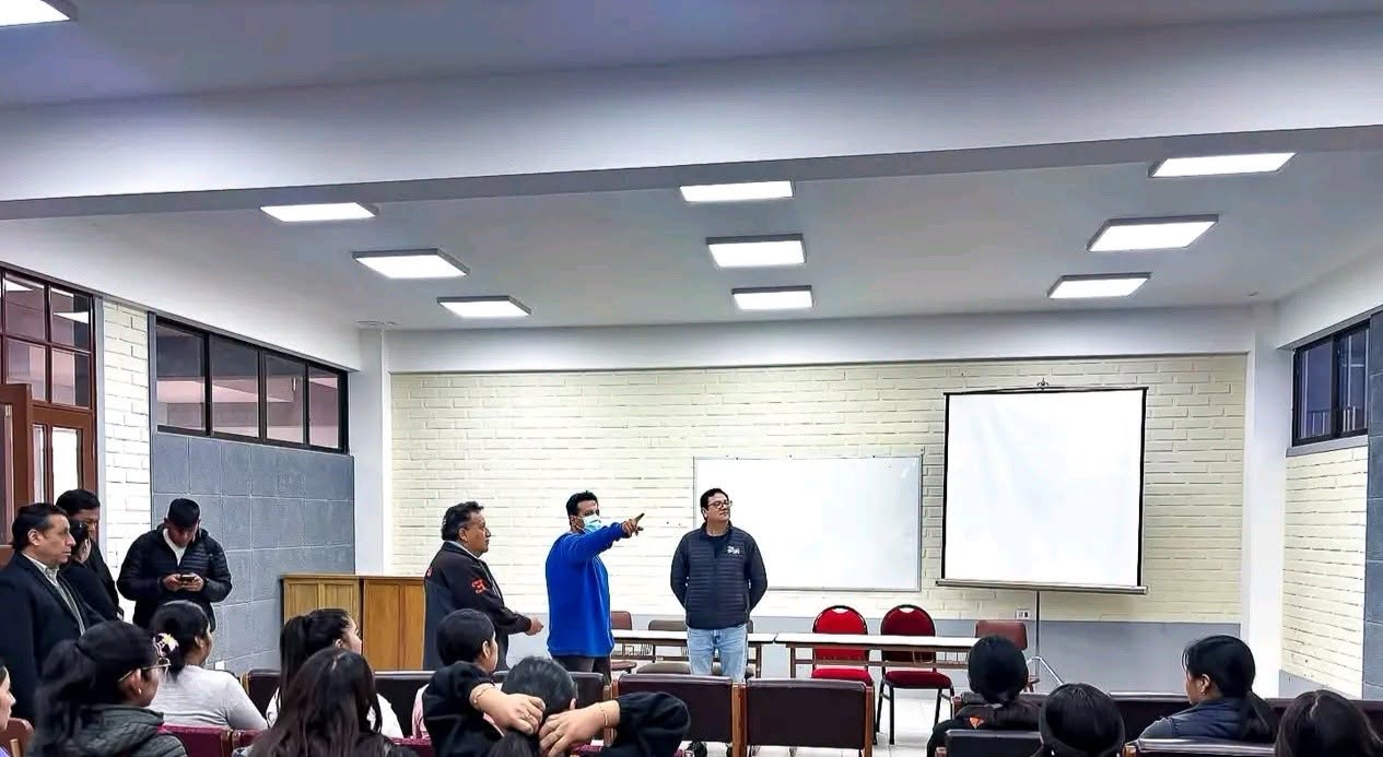 Erick Mita visita las carreras en el municipio de Padilla