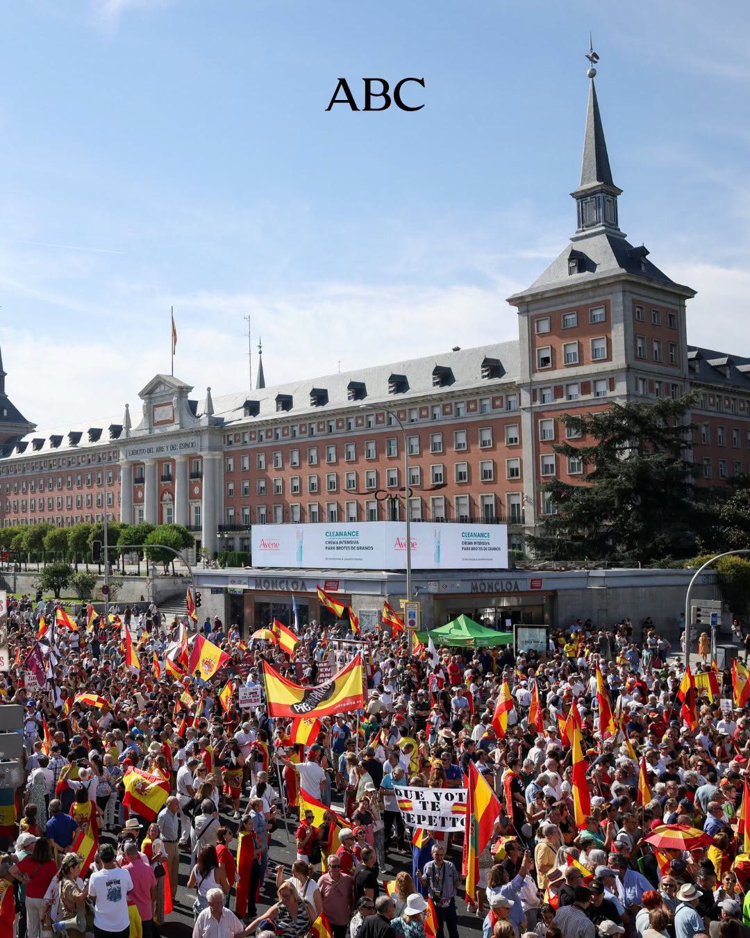 Miles de personas toman el centro de Madrid para exigir elecciones y la defensa de Ceuta
