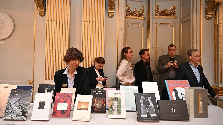 La Academia Sueca otorgó el Premio Nobel de Literatura a la poeta y ensayista canadiense Anne Carson, de 76 años.