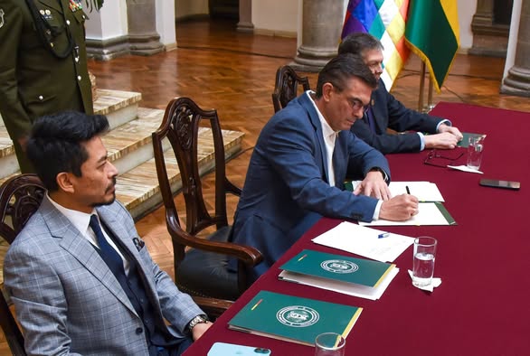 Rodrigo Paz promulga la ley para crédito de alumbrado publico